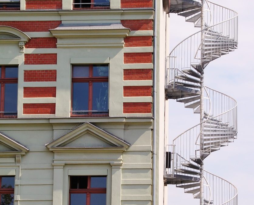 Dinas Damkar Garut Tangani Pohon Tumbang di Sekolah